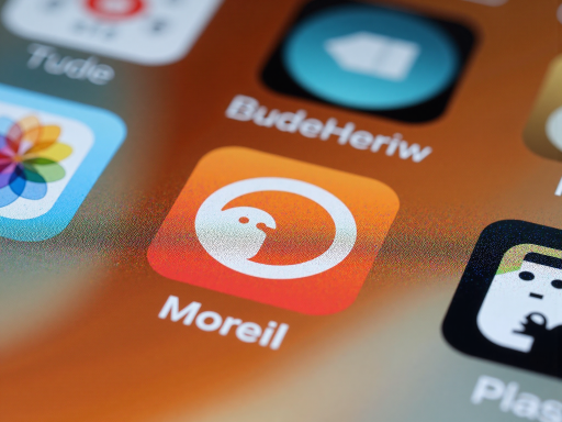 播客节目封面，温暖橙色背景搭配白色线条装饰，体现第二期节目的主题设计