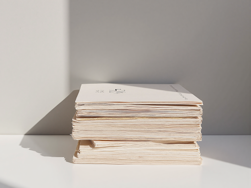 播客节目封面，米白色背景上印有黑色文字标题，简约现代的设计风格